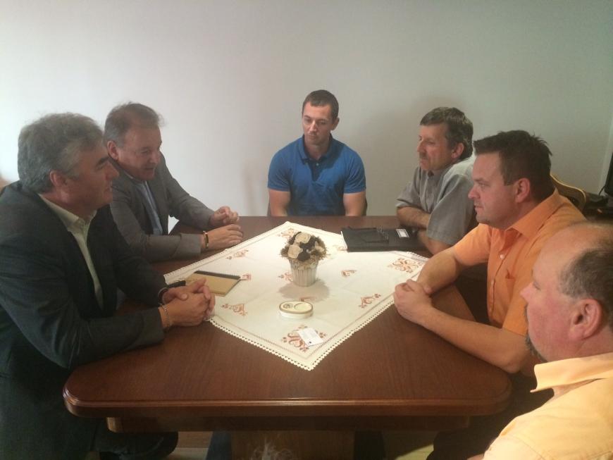 Dr. Zver in mag. Šircelj s člani Iniciative Apače, 6.6.2014 Dr. Zver in mag. Šircelj s člani Iniciative Apače, 6.6.2014