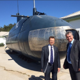 Dr. Milan Zver in Zvone Černač pred podmornico P-913 v starem delu Parka vojaške Dr. Milan Zver in Zvone Černač pred podmornico P-913 v starem delu Parka vojaške