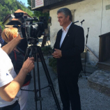 Dr. Milan Zver za lokalno TV: "Tržič je danes združil dve dediščini: naravno (minerali) in kulturno (oblačila)." Dr. Milan Zver za lokalno TV: "Tržič je danes združil dve dediščini: naravno (minerali) in kulturno (oblačila)."